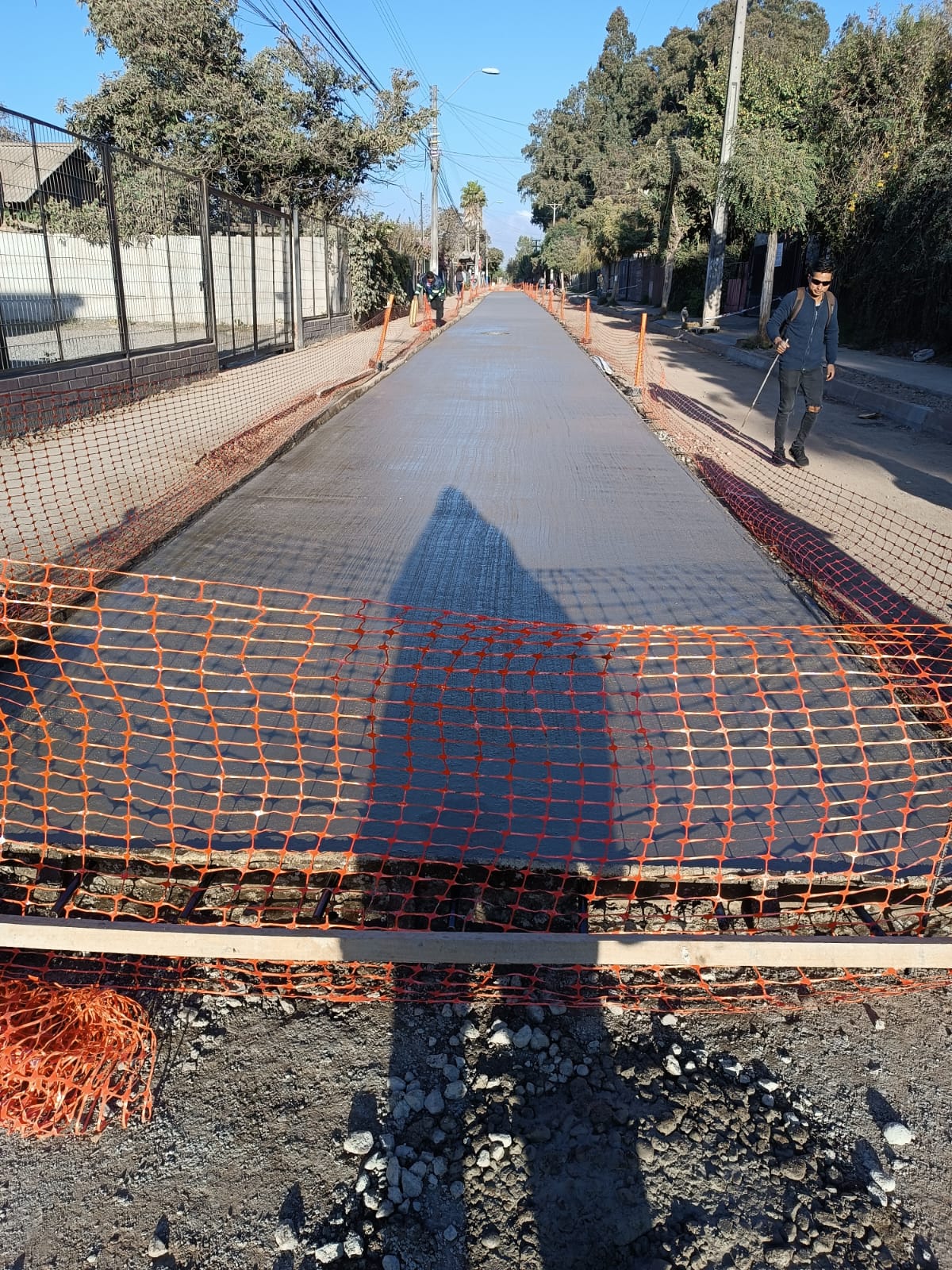 Calzada de hormigón recién pavimentada y peinada