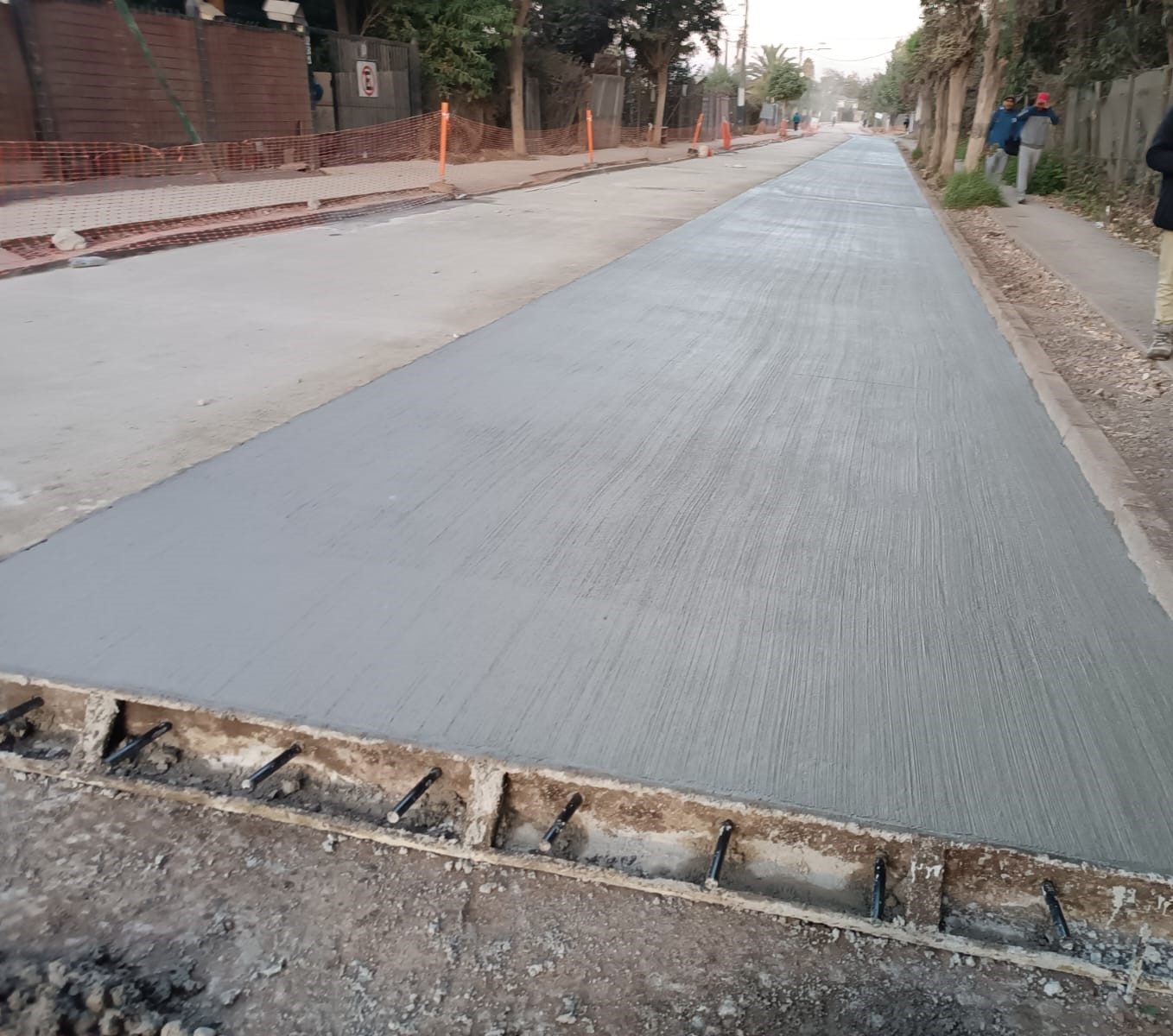 Calzada de hormigón terminada, con peinado y barras de traspaso de carga